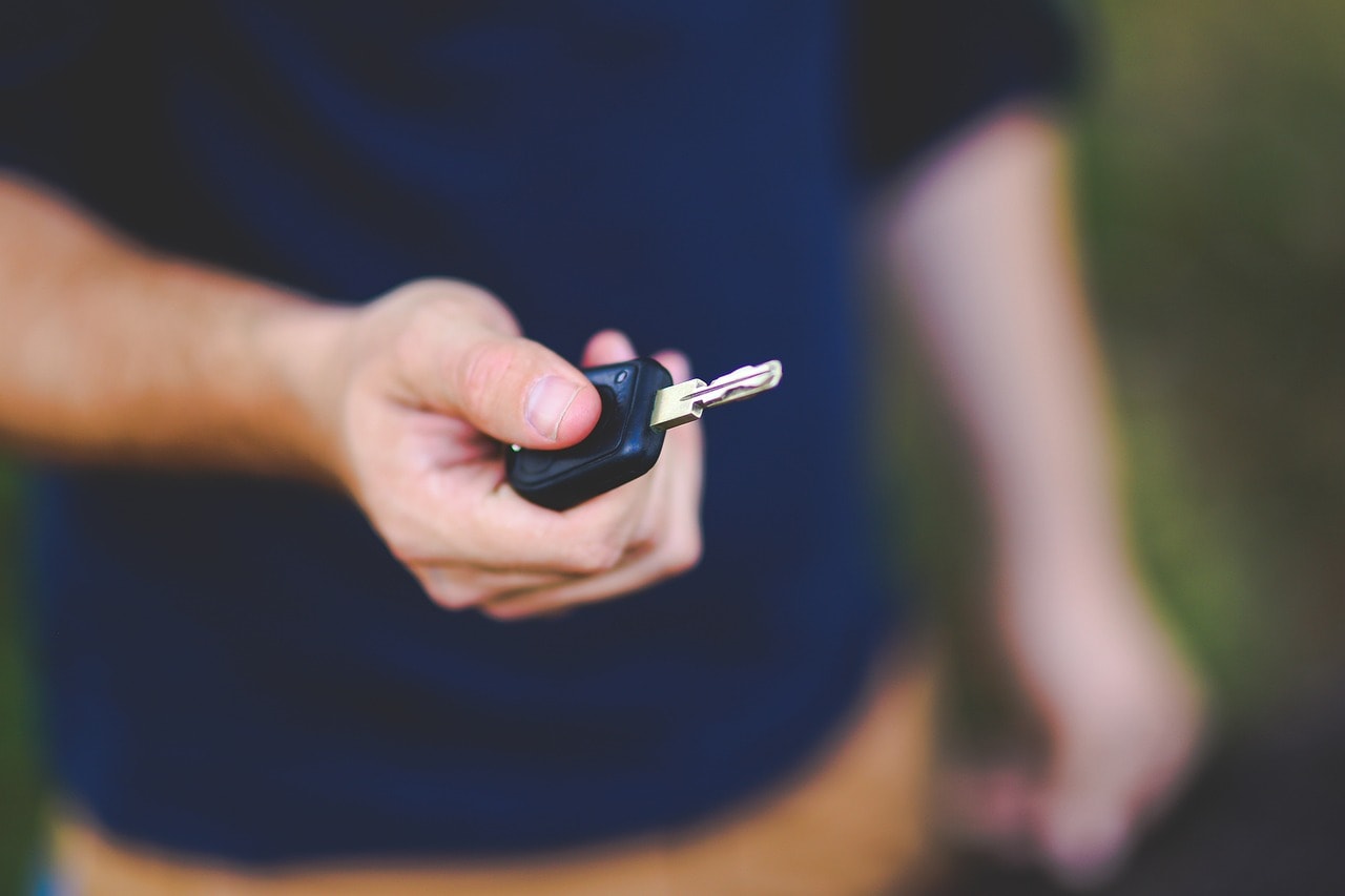 Man holds car key, source pixabay.com